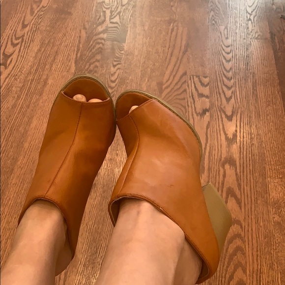 Qupid Peep Toe Platform Sandal - Picture 4 of 5